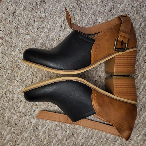 Black and Tan Mules with Chunky Wooden Heel - Picture 5 of 10